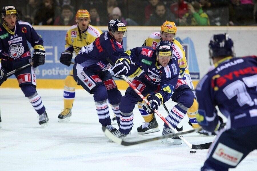 Petr Nedvěd kontrolující kotouč, foto: www.hcbilitygri.cz